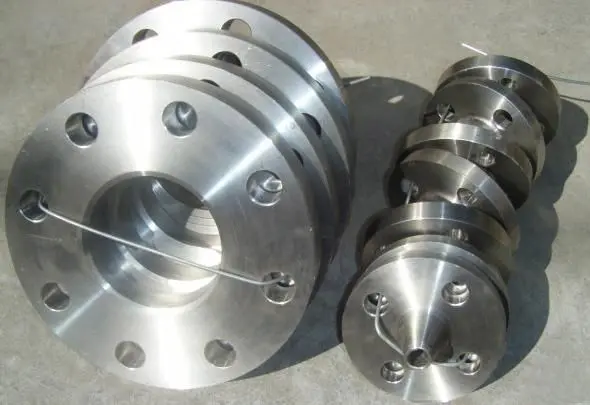 The difference between necked butt welding flange and flat welding flange