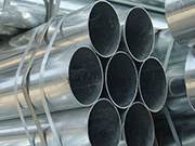 What are the requirements for surface treatment of galvanized steel pipes